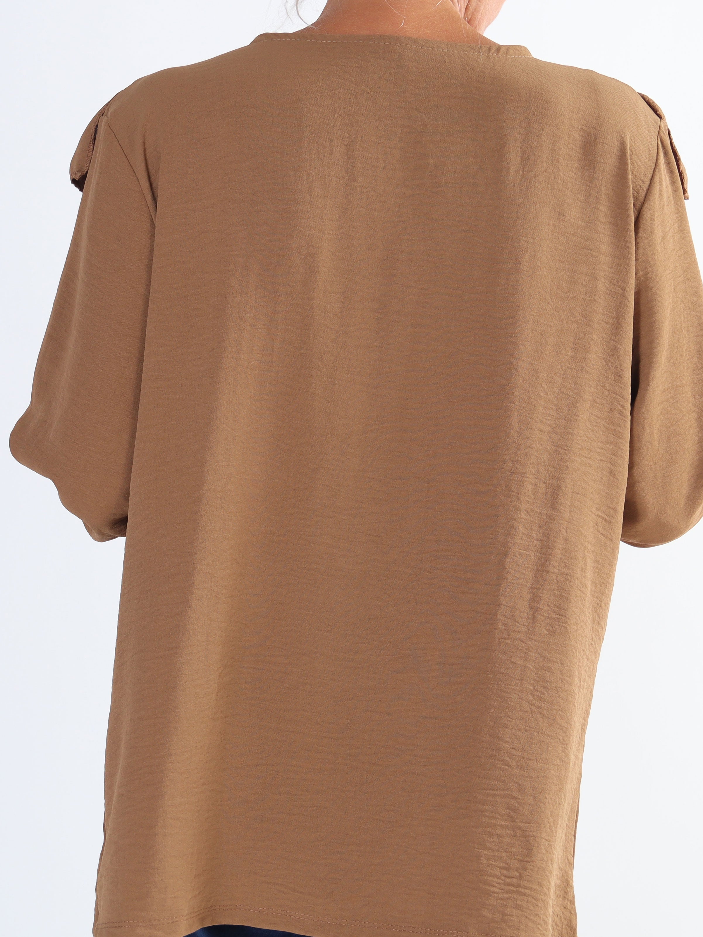 Nicola - Sød plus size bluse med flæser og knapper